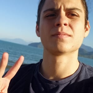 Gabriel Pianissola sorrindo na praia